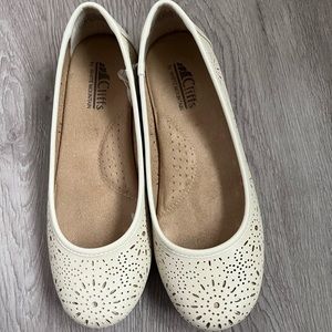 Cliffs by White Mountains,Off-white flat shoes, size 6